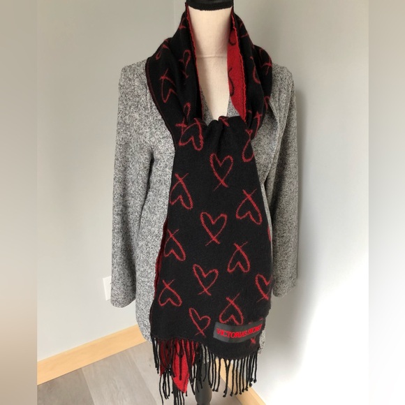 Victoria’s Secret Reversible Black And Red Heart Print Winter Knit Fringed Scarf - Picture 4 of 8